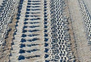 tracce di pneumatici nella sabbia