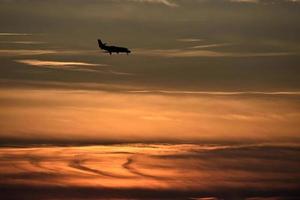 sagoma di un aeroplano al tramonto foto