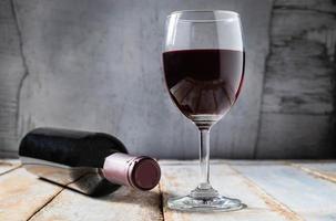 bicchiere di vino e bottiglia di vino foto