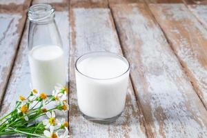 bottiglia e bicchiere di latte foto