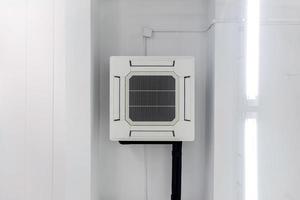 condizionatore d'aria a quattro vie montato a soffitto foto