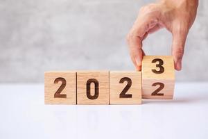 blocco a mano dal 2022 al 2023. concetti di obiettivo, risoluzione, strategia, piano, motivazione, riavvio, previsione, cambiamento, conto alla rovescia e vacanze di Capodanno foto