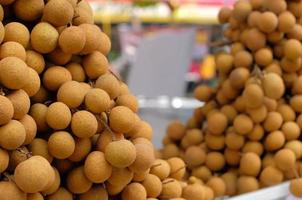 fresco longan frutta su il mercato. vicino su dettagli di longan frutta o kelengkeng frutta. foto