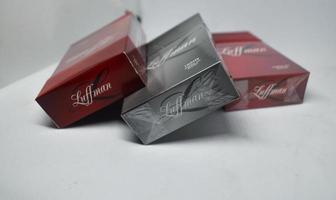 blitar, Indonesia - settembre 30 2022 tre confezioni di luffman marca sigarette nel Due colore varianti, rosso e nero isolato su un' bianca sfondo foto