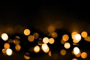 astratto sfocato e argento luccicante brillare bulbi luci sfondo. sfocatura di Natale sfondo decorazioni concetto foto
