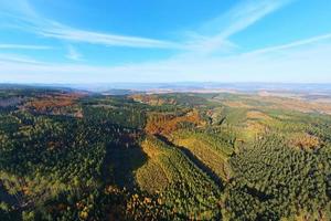 aereo Visualizza di montagne coperto con autunno foresta foto