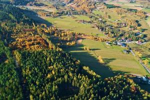 montagna villaggio e agricolo campi, aereo Visualizza. natura paesaggio foto