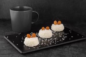 delizioso dolce cremoso soffio decorato con Noce di cocco patatine fritte e noccioline foto