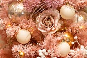 Natale sfondo a partire dal un' rosa Natale albero decorato con nuovo anni rosa giocattoli. inverno vacanze. foto