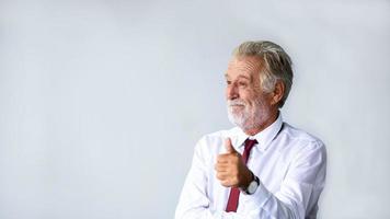 anziano attività commerciale uomo in piedi con fiducia sorridente e ridendo contento nel il incontro camera foto