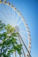 Ferris ruota contro il blu cielo avvicinamento foto