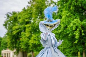 masquerade sfera, un' donna nel un' bellissimo vestito e veneziano maschera foto