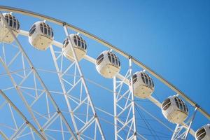 Ferris ruota contro il blu cielo avvicinamento foto