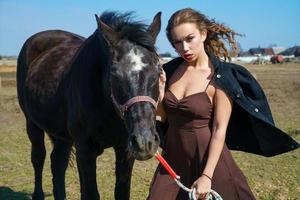 bellissimo brunetta donna nel natura con un' cavallo foto
