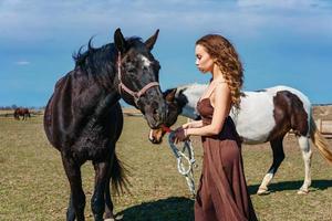 bellissimo donna su un' soleggiato giorno con un' cavallo foto