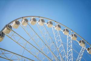 Ferris ruota contro il blu cielo avvicinamento foto