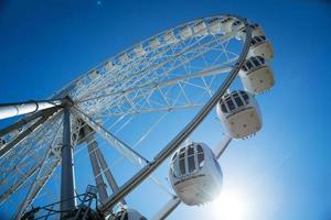 Ferris ruota contro un' blu cielo su un' soleggiato giorno foto