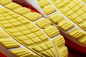 strutturato design di il suola di il Filo di un' sneaker nel giallo macro. foto