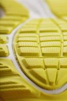 strutturato design di il suola di il Filo di un' sneaker nel giallo macro. foto