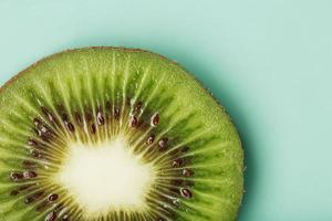 Kiwi fetta avvicinamento nel pieno schermo, come un' sfondo. foto