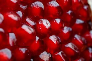 rosso maturo e succoso semi di fresco Melograno frutta avvicinamento. foto
