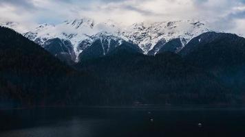 inverno lago ritsa nel abkhazia con montagne nel il neve nel il sfondo, in ritardo sera. foto