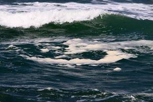 il colore di il acqua nel il mediterraneo mare nel superficiale acqua foto