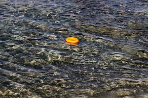 il colore di il acqua nel il mediterraneo mare nel superficiale acqua foto