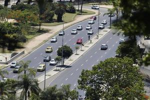 rio de janeiro, rj, brasile, 2022 - autostrada traffico a flamengo parco - Visualizza a partire dal pastado collina belvedere foto