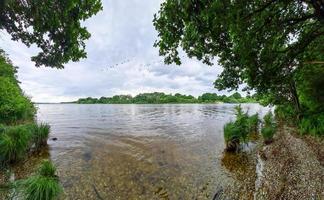 bellissimo paesaggio in un lago con una superficie d'acqua riflettente foto