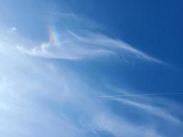 la condensa degli aerei si accumula nel cielo azzurro tra alcune nuvole foto