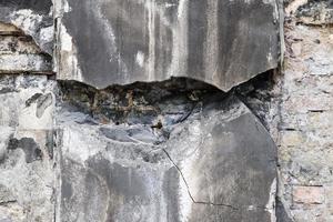 parete nel un' acciaio mulino con chiaro segni di uso, crepe e tubi. alto risoluzione sfondo. foto