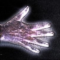 3d-illustrazione di una mano femminile umana luminosa con un'aura kirliana che mostra simboli diversi foto