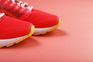 gli sport rosa scarpe da ginnastica su un' rosa sfondo con gratuito spazio. foto