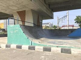 vuoto Skate park nel il città pubblico parco foto