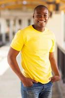 giovane uomo afroamericano nel centro commerciale foto