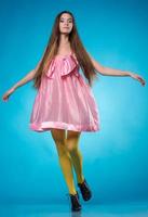 giovane ragazza adolescente in un abito rosa ballando