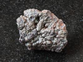 goethite pietra Marrone ferro su nero foto