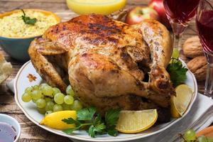 al forno pollo, schiacciato patate e vino bicchieri per cena su il festivo tavolo. foto