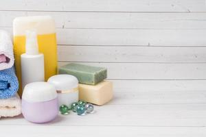 terme e benessere concetto su bianca sfondo. asciugamani crema sapone e bagno Accessori. copia spazio foto