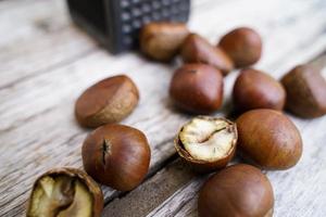 fresco castagne isolato su un' di legno pavimento, castagne avere un oleoso dolce gusto. foto