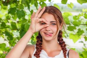 allegro sorridente ragazza Spettacoli mano gesto tutti ok nel natura foto