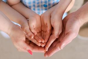 grande europeo famiglia Tenere mani insieme avvicinamento. contento famiglia di cinque foto