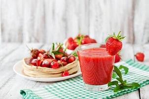 frittelle con frutti di bosco e frullato di fragole in stile rustico foto