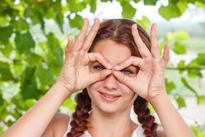 allegro sorridente ragazza Spettacoli mano gesto tutti ok nel natura foto