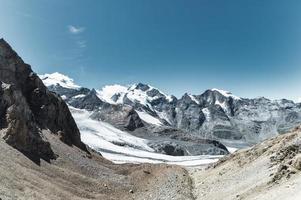 alto montagna paesaggio nel il svizzero Alpi foto