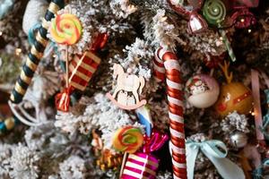 Natale carta, nuovo anni umore diverso Natale giocattoli su appendere su il albero. foto