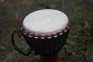 africano tamburellare. membrana di percussione musicale strumento. di legno tamburo nel foresta. foto