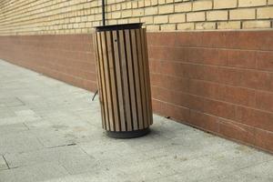 spazzatura può su strada. rifiuto cisterna. spazzatura nel città. foto