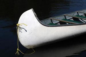 ormeggio su il riva per ormeggio Barche e yacht. foto